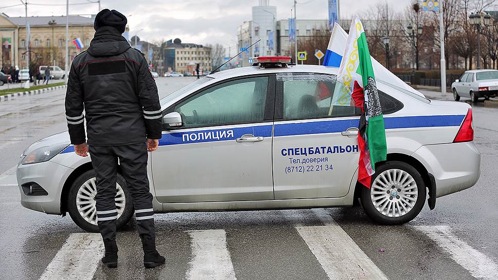 На полицейских напали с ножами и автомобилями