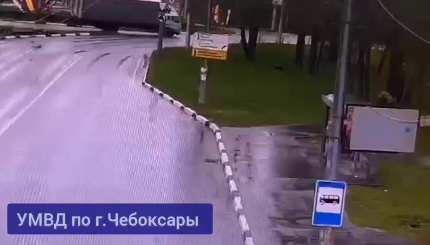 В Чебоксарах в ДТП опрокинулся фургон