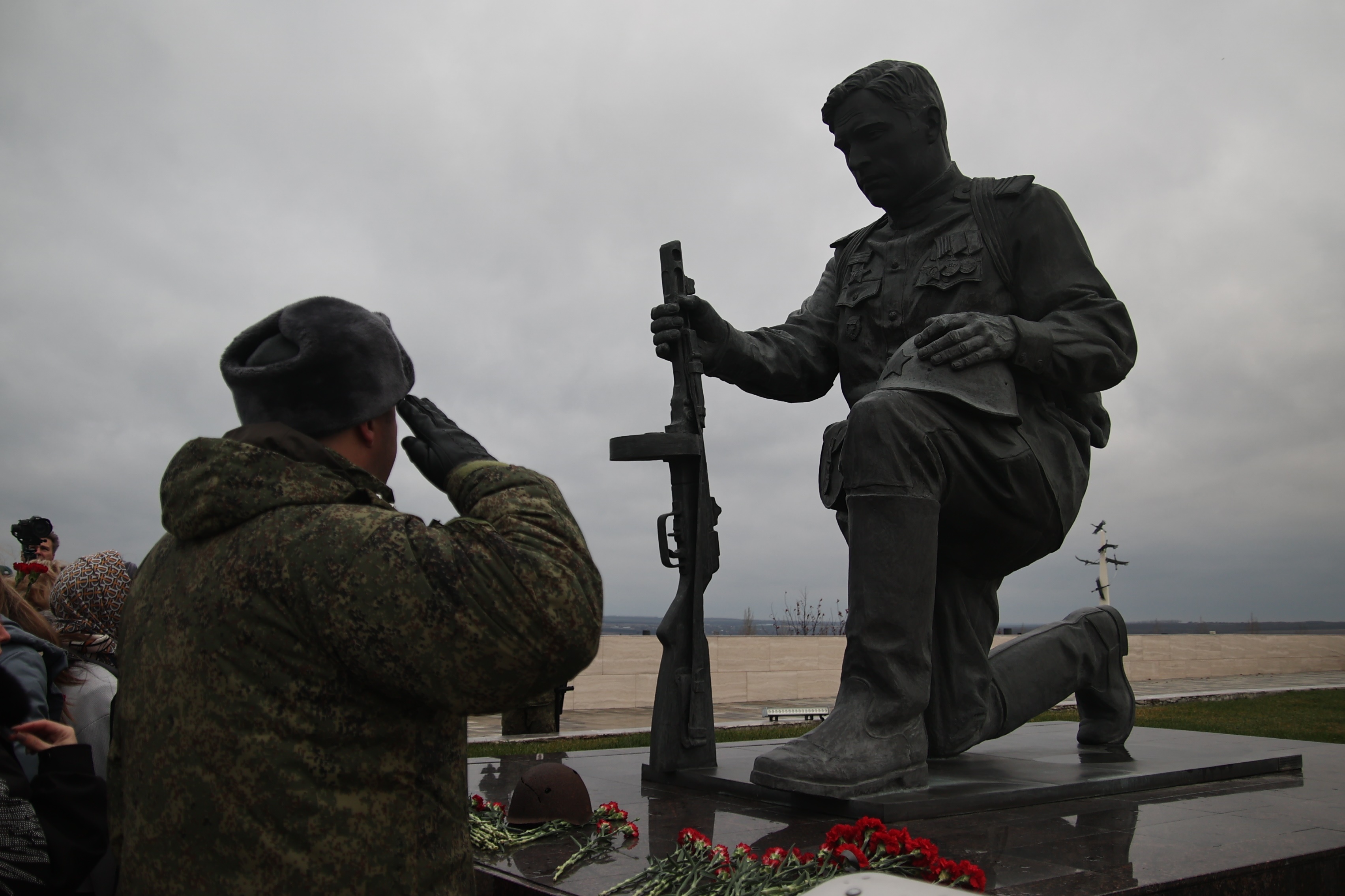 На «Самбекских высотах» состоялось возложение цветов к памятнику «Солдат Победитель»