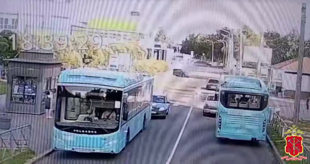 Лазурный автобус переехал пенсионерку в Колпино, полиция проводит проверку
