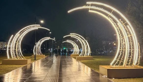 На Центральной площади Ижевска установили праздничное освещение