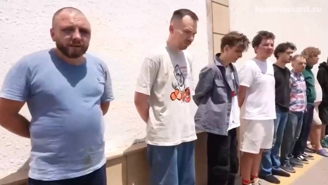 Кадры c задержанными в Баку россиянами
