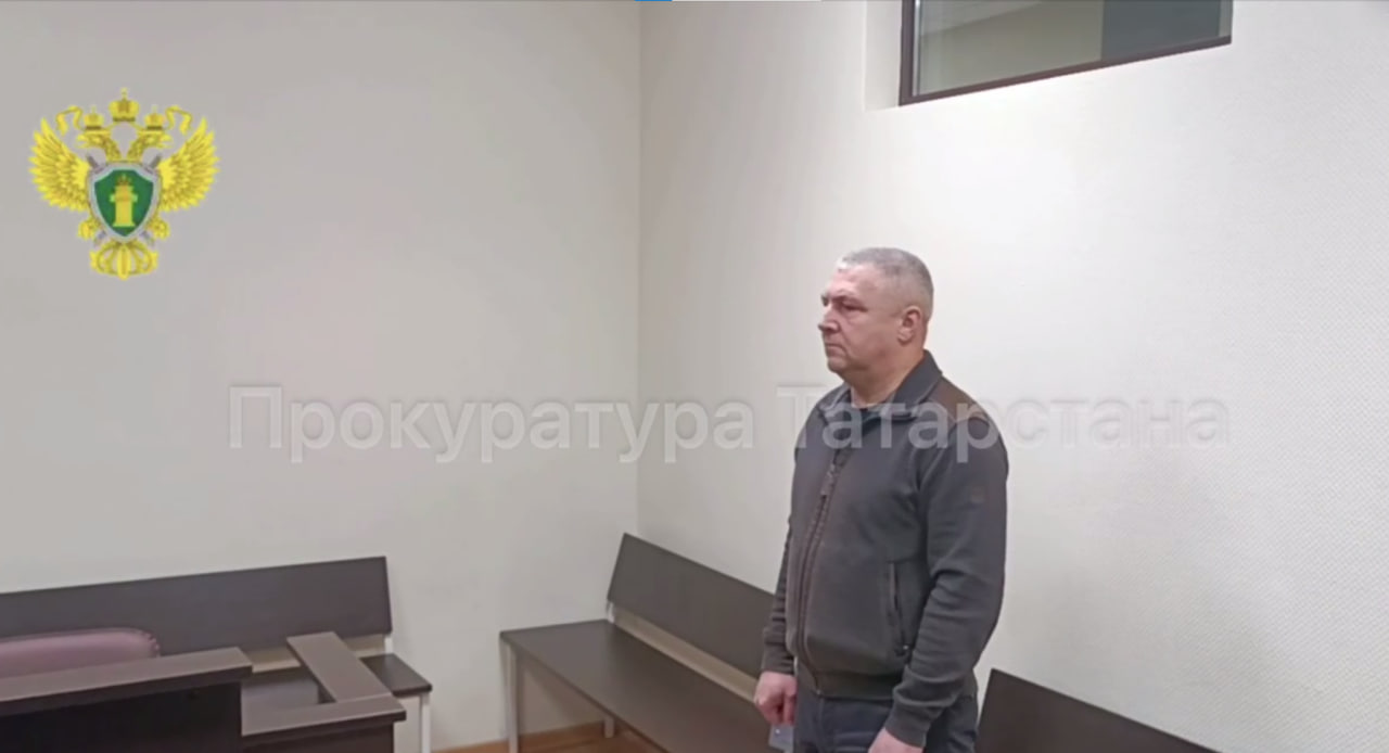 Экс-глава Камских Полян получил пять лет условно за взятку в виде iPhone 16