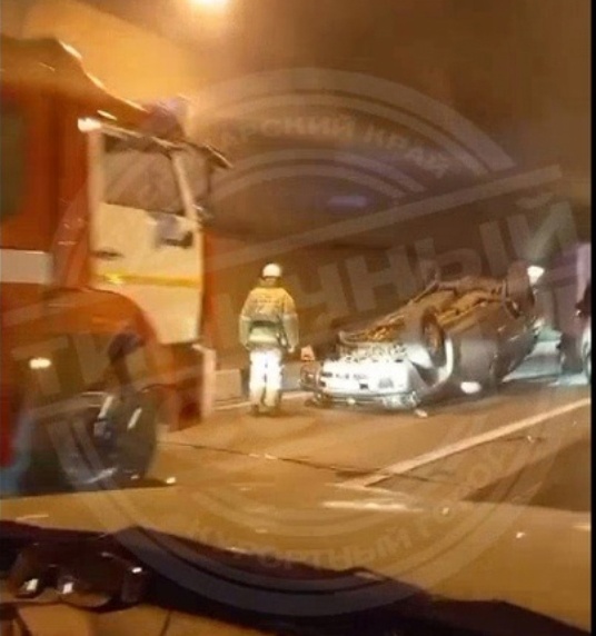Автомобиль перевернулся в тоннеле в Сочи