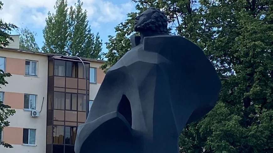 В Нижнекамске установили памятник Пушкину в стиле модерн
