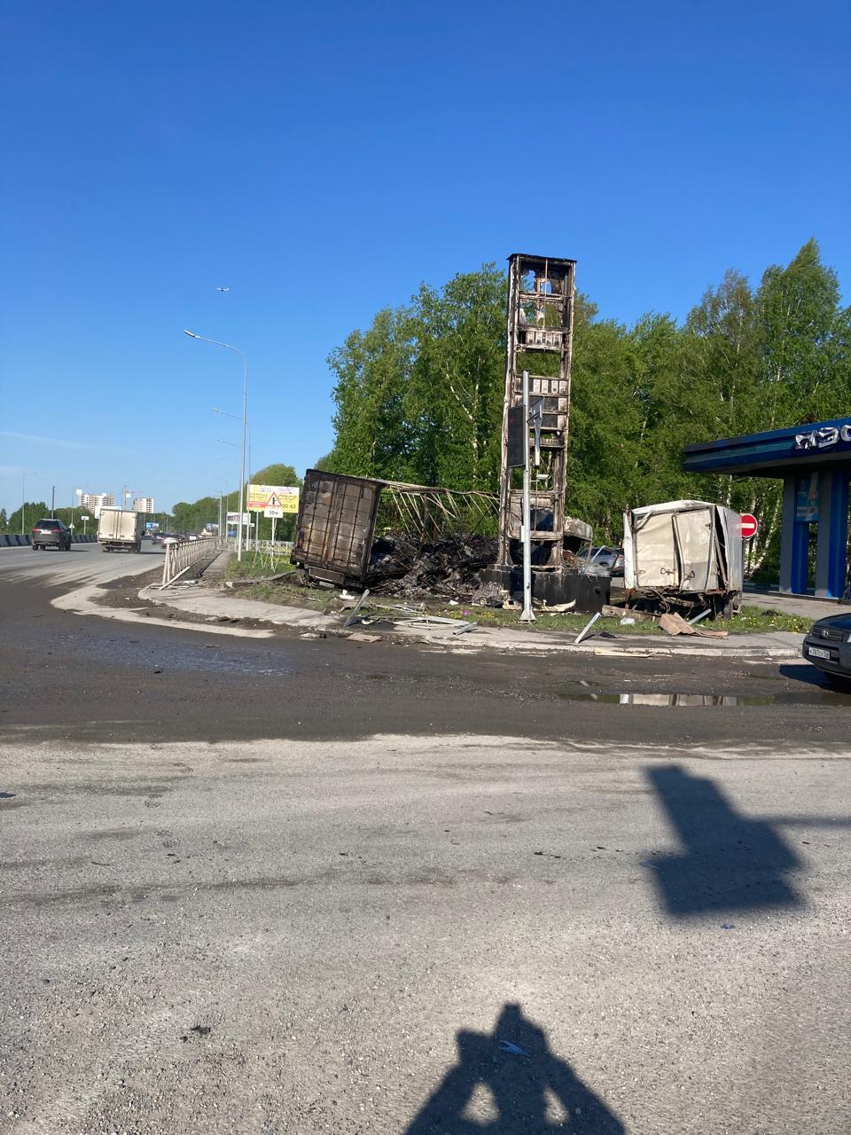 Грузовой автомобиль въехал в АЗС под Новосибирском и загорелся