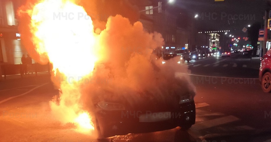 В центре Ярославля сгорел автомобиль