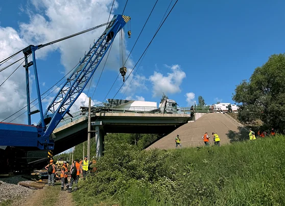 Разбор завалов на месте обрушения моста в Брянской области