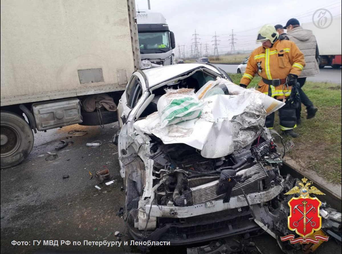 Два человека получили травмы в авариях с грузовиками в Петербурге и Ленобласти