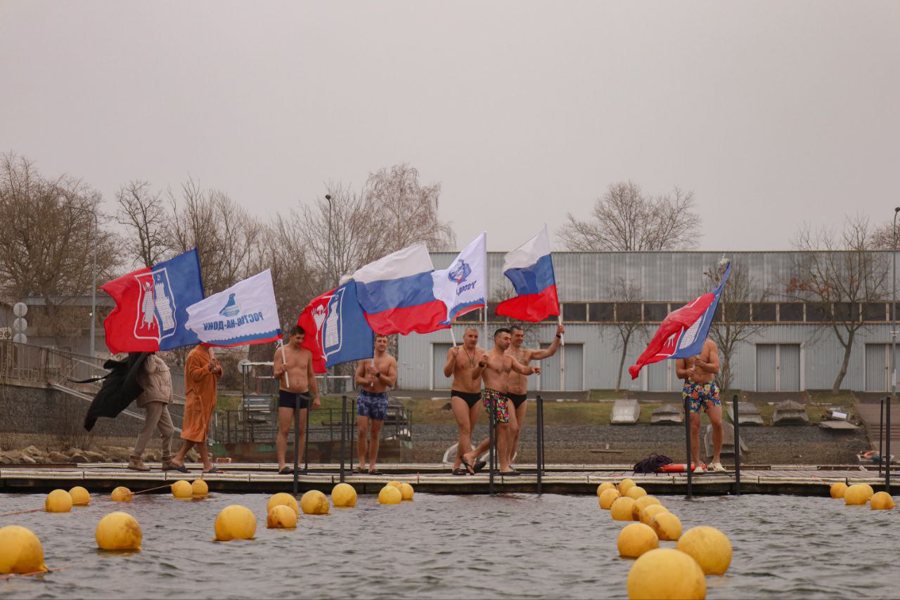 В Ростове на Гребном канале прошел заплыв «моржей»