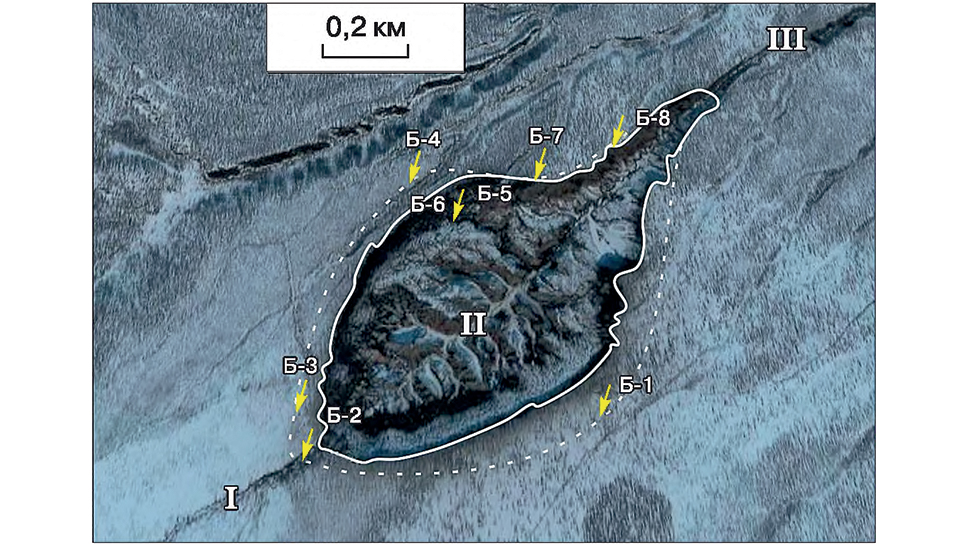 Космический снимок исследуемых участков Батагайского термоденудационного котла и форм термоденудации: I — термоэрозионная промоина; II — термоденудационный котел; III — термоэрозионный овраг; белая линия — бровка термоденудационного котла в 2004 году, белый пунктир — бровка термоденудационного котла в 2010 году. Большая скорость термоденудации участка вызвана, вероятно, тем, что значительную площадь на нем занимает криогенный бедленд — косой срез насыщенных льдом пород почти с полным отсутствием деятельного слоя. Воздушные потоки непосредственно контактируют здесь с выходами ископаемого льда, что обеспечивает быстрое таяние его в условиях этого бедленда в теплый сезон. Ясно выраженная бровка термоденудационного котла отступала местами со скоростью 15 м в год, а разрушение льдистых пород вдоль одного метра этой бровки составляло от 210 до 450 кубометров в год 