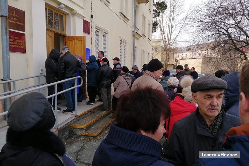 Жители Новоуральска выстроились в очереди за пропусками на выезд из города