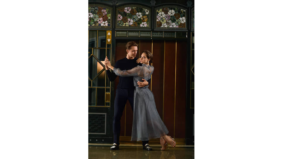 У исторического лифта отеля «Метрополь».
На Элеоноре Севенард: блуза, топ и юбка, Ellassay (Bosco di Ciliegi); босоножки, 3Juin (No One); серьги и кольцо «Веера», белое золото, бриллианты, Posie.
На Денисе Родькине: брюки и джемпер, Lardini (Bosco di Ciliegi); лоферы, Principe di Bologna (ГУМ)