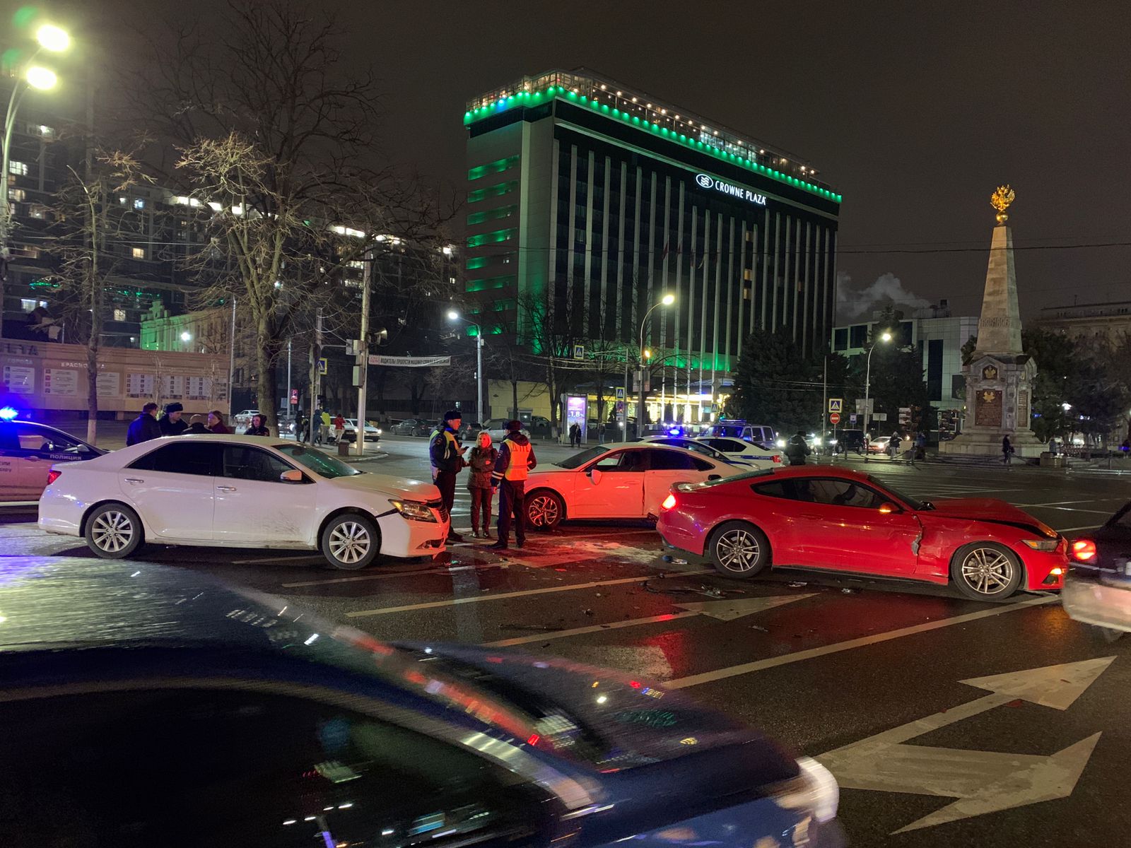 В центре Краснодара Ford Mustang столкнулся с двумя машинами и сбил  инспектора ДПС – Коммерсантъ Краснодар