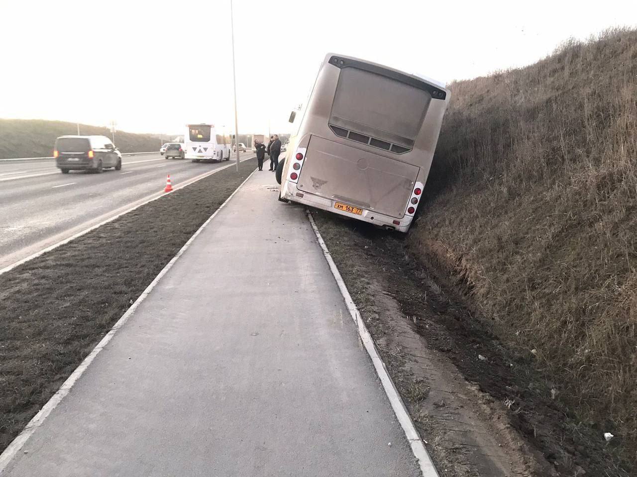 Водитель автобуса под Севастополем съехал с дороги и в результате ДТП погиб