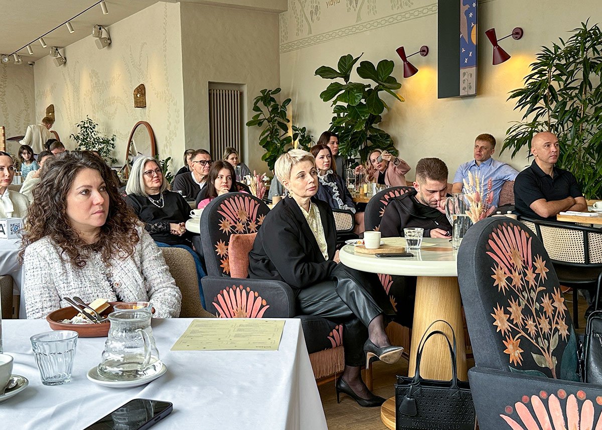 Резиденты и гости клуба интересовались закулисьем театра и новыми спектаклями