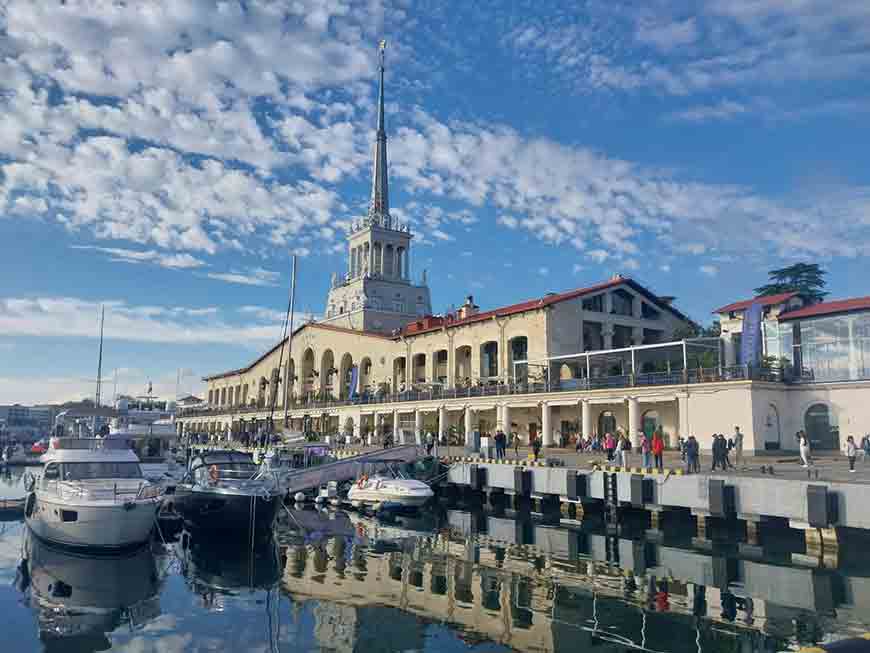 Сочинский морвокзал — очень популярное место для фотосессий.