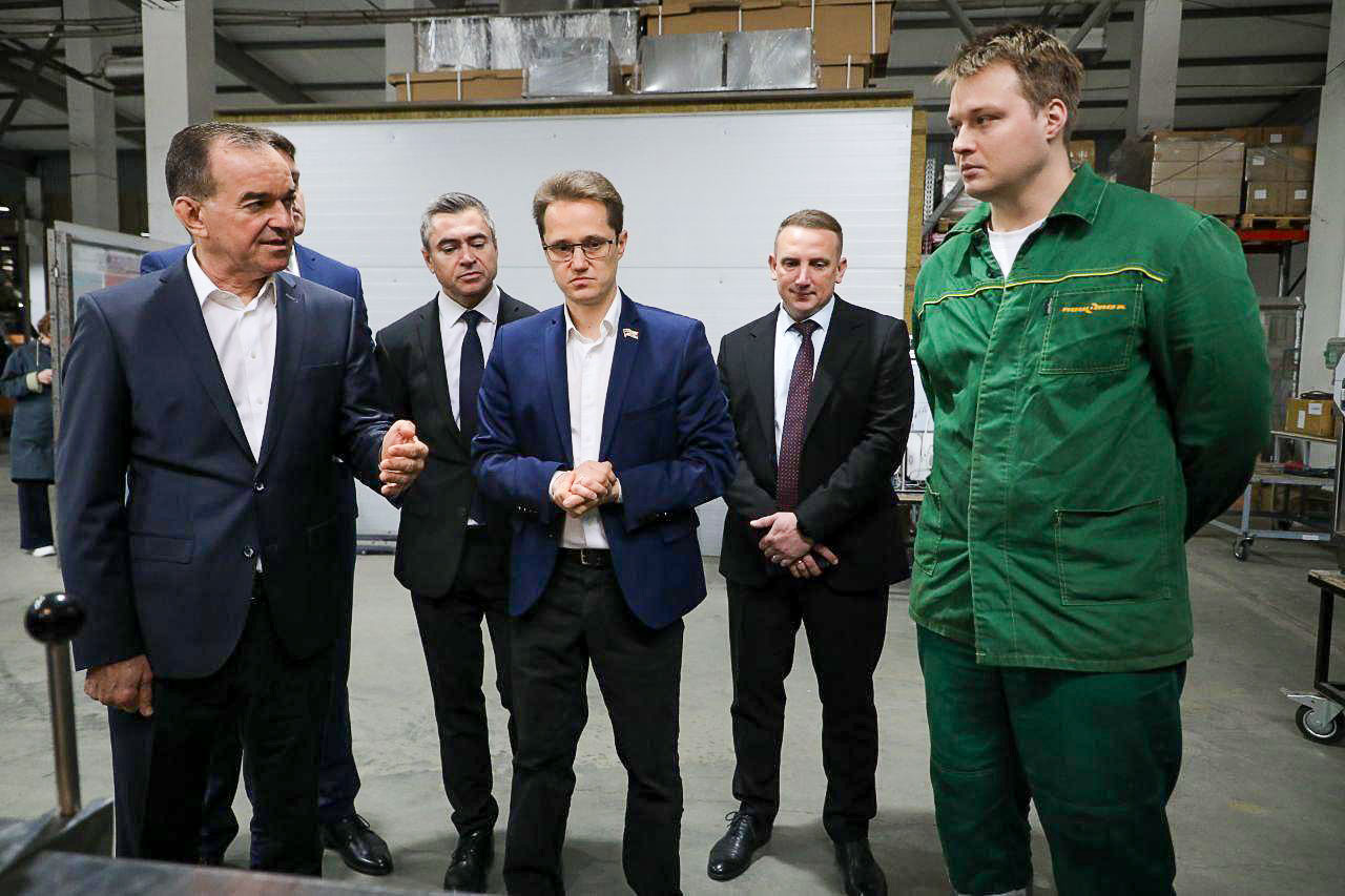 Вениамин Кондратьев подчеркнул, что импорто­замещающие предприятия дают возможность для роста промышленности всего региона