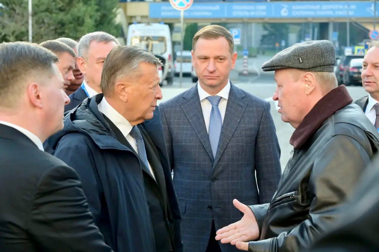 В рамках форума обсуждались новые решения в развитии рынка газомоторного топлива. На фото слева направо: председатель совета директоров ПАО «Газпром» Виктор Зубков, глава Сочи Андрей Прошунин, полномочный представитель президента России в Южном федеральном округе Владимир Устинов