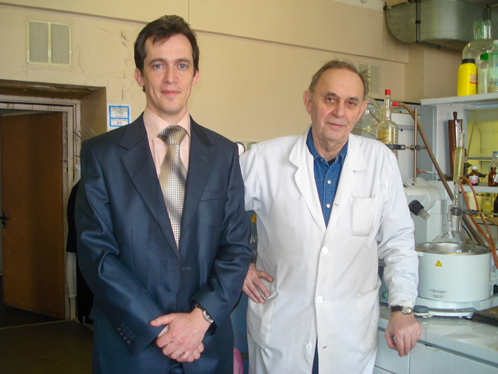 К.м.н. Попов и доктор Пономарёв в институте био-органической химии им. Ореховича. 2002 год