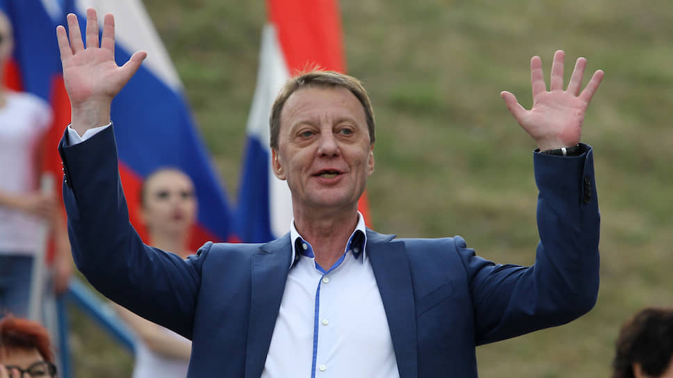 Вячеслав Франк 
12 лет служит в органах местного самоуправления, последние четыре месяца — в должности исполняющего обязанности главы Барнаула