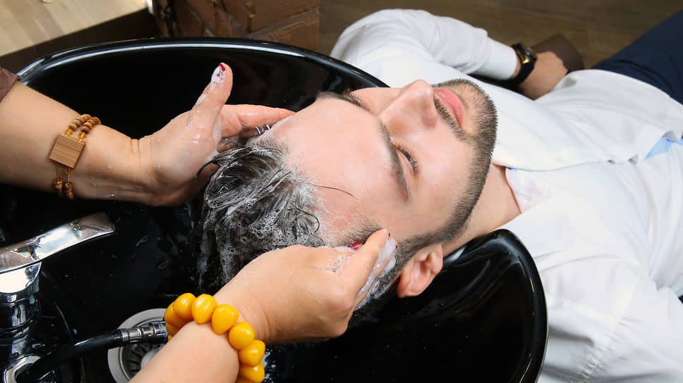 Сибиряки чаще интересуются услугами частных парикмахеров и визажистов