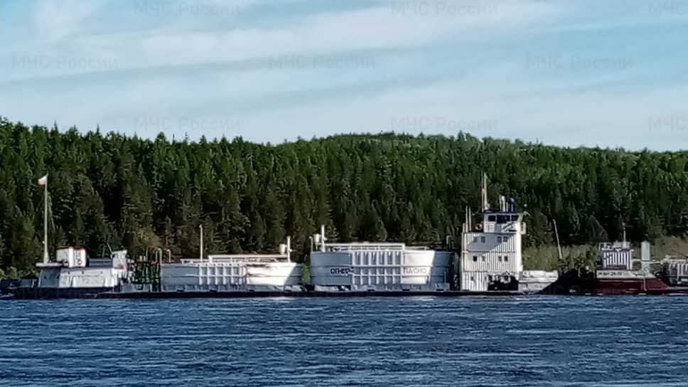 На севере Приангарья введен режим ЧС из-за разлива нефтепродуктов населению запрещено пользоваться водой из реки