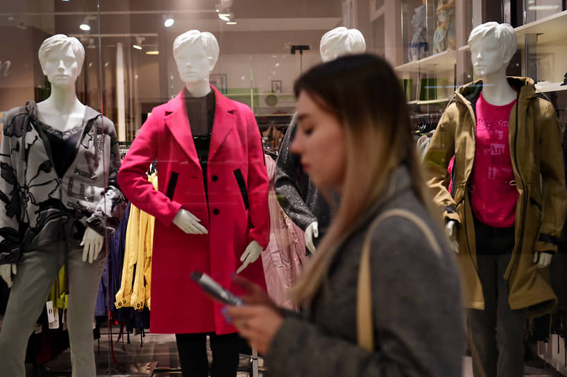 Наметившееся оживление покупателей в ТЦ эксперты связывают с адаптацией потребителей к новым экономическим реалиям 