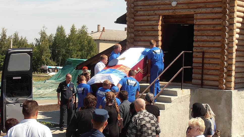 Лейтенанта Евгения Додина похоронили в его родном поселке в Саратовской области