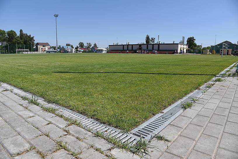 Жанровая фотография. Стадион &quot;Локомотив&quot;. Футбольное поле. 
