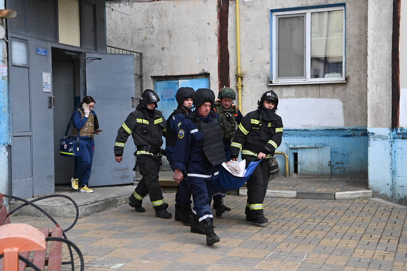 Оперативные службы эвакуируют пострадавшего при ударе беспилотника по многоэтажке в Белгороде