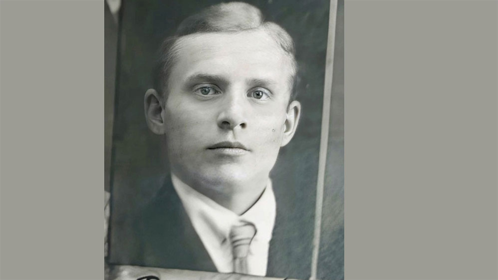 Медики под руководством Федора Верховых на собственных руках через весь разрушенный город перенесли 60 больных и раненых