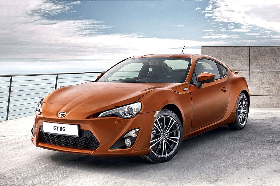 Toyota GT 86 отличает немного другой дизайн передка и фальш-воздуховодов в передних крыльях, а также иные приоритеты при доводке подвески. Судя по всему, у базовой GT 86 колеса будут на дюйм меньше, чем у BRZ, а подвеска мягче.