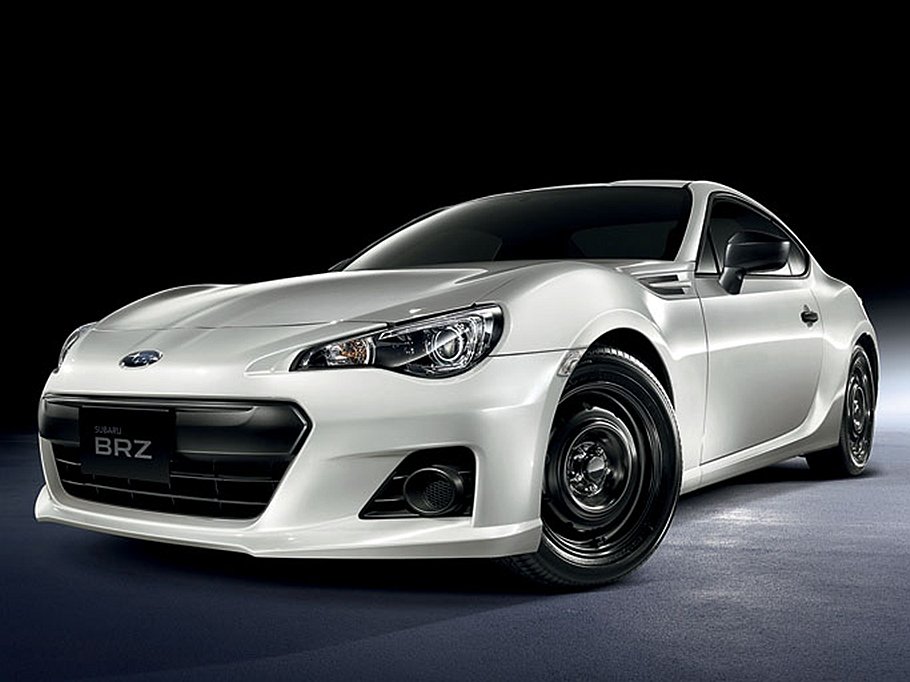 Subaru BRZ RA представляет из себя упрощенную и облегченную на 60 кг версию купе для создания на ее базе тюнинговых или гоночных версий. Некоторые детали не покрашены или вовсе отсутствуют. Колеса: 16 дюймовая &quot;штамповка&quot;. 