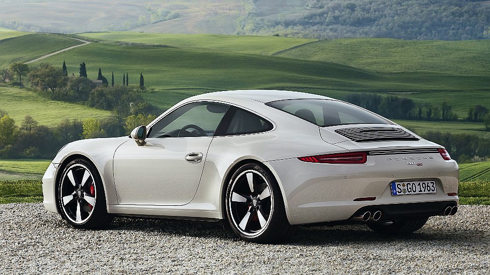 &lt;B>911 50 Years Edition&lt;/B> Юбилейные машины построены на основе модели 911 Carrera S и внешне отличаются винтажным серым цветом кузова, а решетки радиатора на их капотах оформлены хромированными планками, как у купе первого поколения. Обивка сидений и оформление приборов выполнены в духе 60-х.