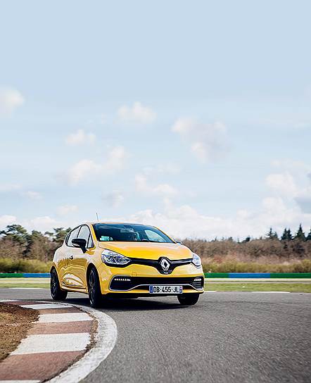 На прошлом Clio R.S. стояли трековые тормоза Brembo, но у новой машины обычные тормозные механизмы от более крупных моделей Renault. За 35 000 руб. можно заказать пакет Sport: с красными суппортами, более жестким шасси Cup и 18-дюймовыми колесными дисками. 