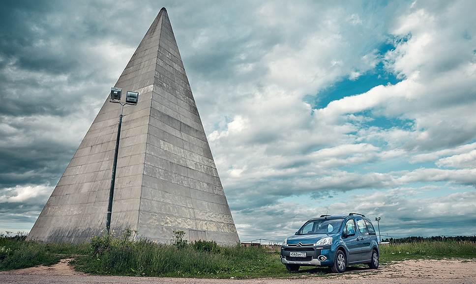 Базовый Citroen Berlingo Multispace оценивается в 695 000 руб. и по соотношению цены и качества он вполне способен поспорить с недорогими семейными универсалами и минивэнами. Разве что коробка передач здесь только 5-скоростная механика. 
