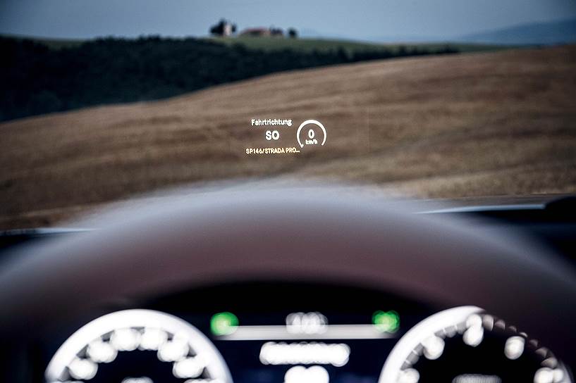 Зрительные нервы водителя изнашиваются заметно меньше благодаря светодиодному проектору с разрешением 480х240 пикселей с автоматической подстройкой яркости в зависимости от внешнего освещения. Виртуальная картинка с размером 21х7 см с данными спидометра, навигации и вспомогательных систем размещается в двух метрах от капота автомобиля.