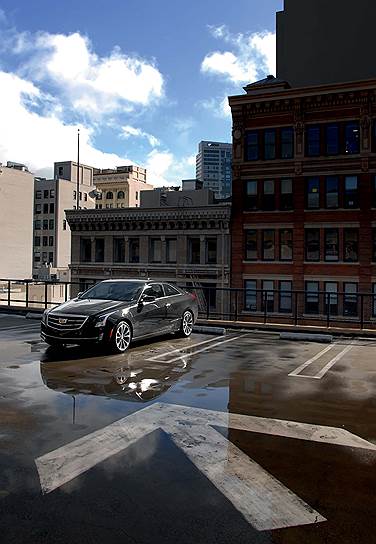 Внутри в купе ATS все по-европейски безупречно. К чему нас Cadillac своими машинами последних лет уже успел приучить. 