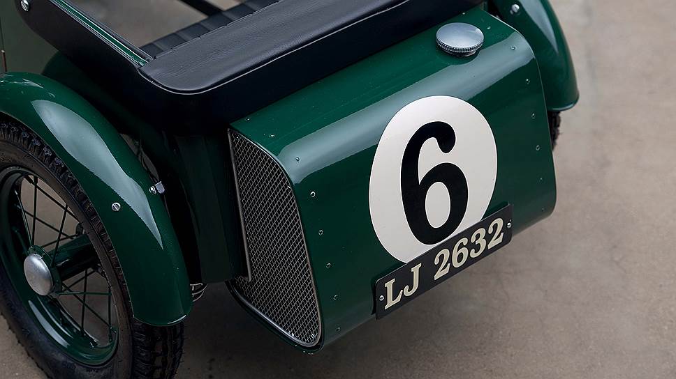 С 1926 по 1930 год сделали 544 экземпляра Bentley 6 1/2 Litre. Шесть цилиндров шестилитрового мотора развивали 147 л. с. при 3500 об/мин. Каждый обслуживало по четыре клапана, магнето было два, а вот карбюратор — только один. Шасси предлагалось с восемью вариантами колесной базы от 3353 до 3874 мм. 