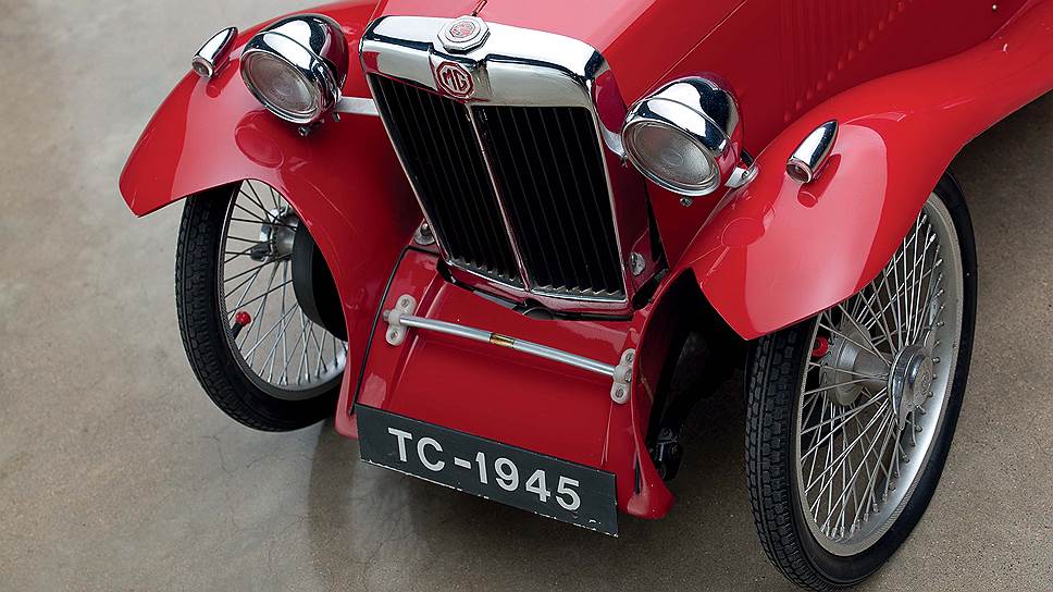 Маленькие двухместные MG T-type производились с 1936 по 1955 год, а их поколения обозначались по алфавиту: TA, TB, TC, TD и TF. Третья модель MG TC выпускалась с сентября 1945 по ноябрь 1949 года: она стала первой послевоенной и была растиражирована в количестве 10 001 экземпляра. 