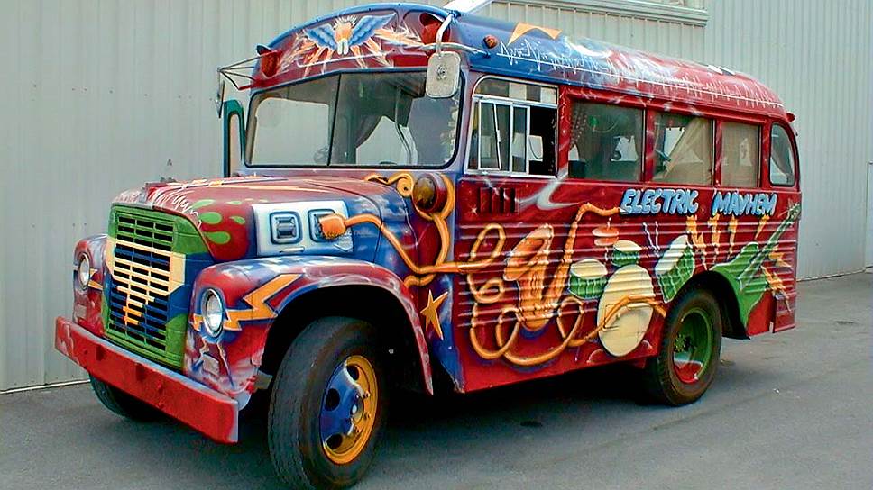 Electric Mayhem Bus — культовый автобус из &quot;Маппет-шоу&quot;. За рулем автобуса чаще всего был Доктор Тиз — клавишник с очень длинными руками, а лягушонок Кермит спасал на нем друзей из пустыни. Автобус был продан с аукциона, однако выкуплен компанией снова для фильма &quot;Маппет-шоу из космоса&quot;: &quot;Мы ездим на том же паршивом автобусе с 1978 года&quot;.