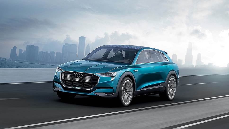 Основные световые приборы в передней части Audi e-tron quattro используют матрично-лазерную технологию. Под каждой фарой размещены пять световых блоков, каждый из которых представляет собой сочетание светодиодного источника света и максимально плоского органического светодиодного OLED-элемента. Три подобных модуля есть и под каждым из фонарей. Технология источников света на матричных OLED, над которой работает Audi, представлена впервые.