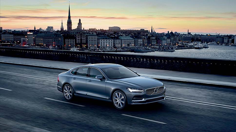 Длина Volvo S90 составляет 4963 мм, ширина – 1890 мм, высота – 1443 мм. В конкурентах у новинки значатся BMW 5-й серии, Audi A6, Mercedes-Benz E-класса и Jaguar XF. При пристальном сравнении габаритов обнаружилось, что S90 длиннее, шире и ниже каждого из них.