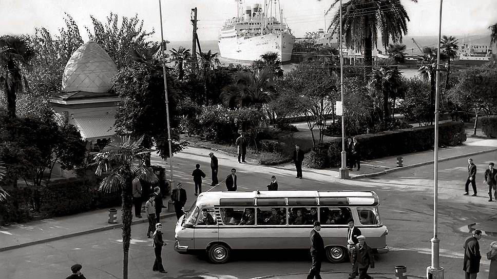 Неизвестный фотограф поймал в кадр ЗИЛ-118 &quot;Юность&quot; в Сухуми в 1971 году. К тому времени микроавтобус выпускался уже восемь лет, а с различными модификациями находился в производственной программе до 1994 года. Виднеющийся на заднем плане пароход &quot;Адмирал Нахимов&quot; - а это бывший немецкий &quot;Берлин&quot;, спущенный на воду в 1925 году, - будет совершать круизы по Черному морю еще 14 лет и погибнет от столкновения с сухогрузом &quot;Петр Васев&quot;.  
