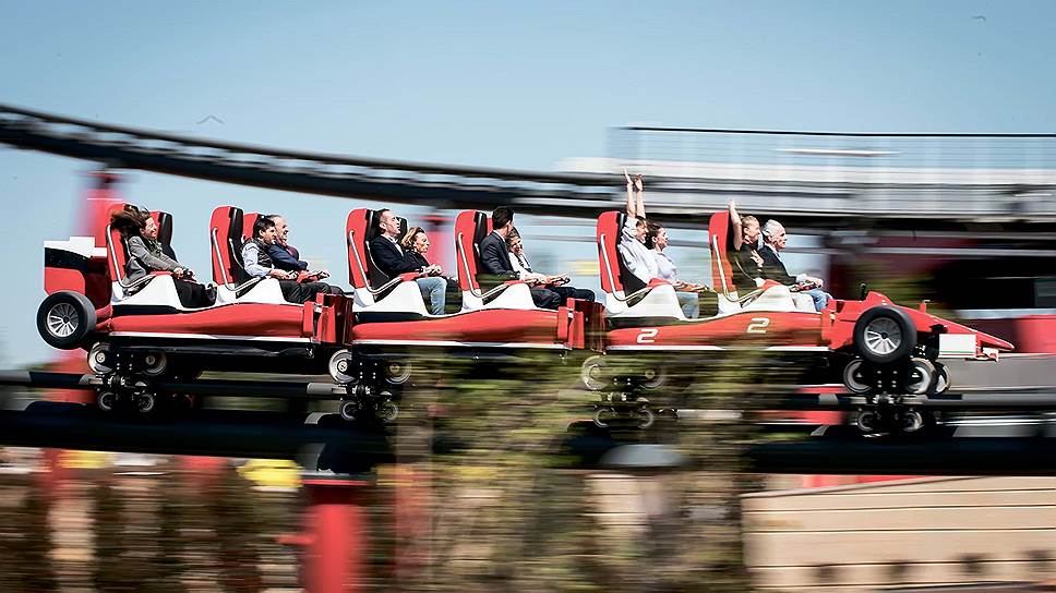 Помимо адреналиновых развлечений, гостей Ferrari Land ждет также три различных шоу, устраиваемых в течение дня, парад барабанщиков и трубадуров. Сувениры с фирменной символикой в большом количестве представлены в специализированном магазине.