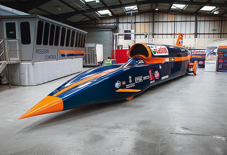 Достигнуть 1000 миль/ч (1609 км/ч) на Bloodhound SSC проще, чем затормозить. После выдвижения аэродинамических заслонок скорость упадет до 1287км/ч и пилот испытает перегрузку в 3g. Малейшая неровность может сбить машину с трассы или подбросить в воздух. Затем на 965 км/ч выстреливает парашют, а на 400 км/ч можно прибегнуть к обычным тормозам. Длина тормозного пути - 13 км. 