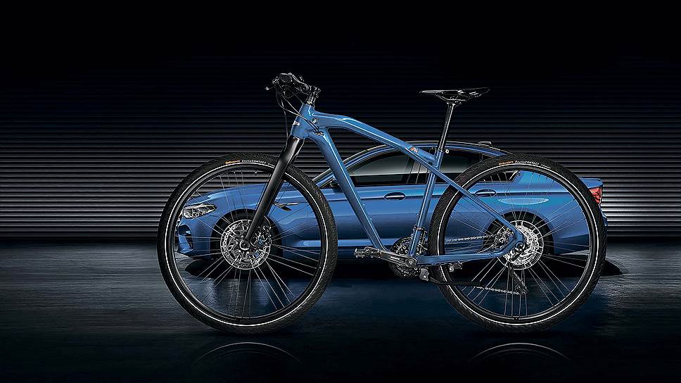 А вот цвет BMW M Bike Limited Carbon Edition совпадает, как несложно догадаться, с эксклюзивным цветом нового BMW M5 - Marina Bay Blue Metallic. Алюминиевая рама здесь сочетается с карбоном, из которого, например, сделаны вилка, основа сиденья и некоторые другие детали. Другие компоненты тоже высокого качества - например, шины Continental CruiseContact, гидравлические дисковые тормоза Shimano BR-M315. Всего будет выпущено 500 экземпляров, каждый из которых отметят значком Limited Carbon Edition. Цена - €1400. 