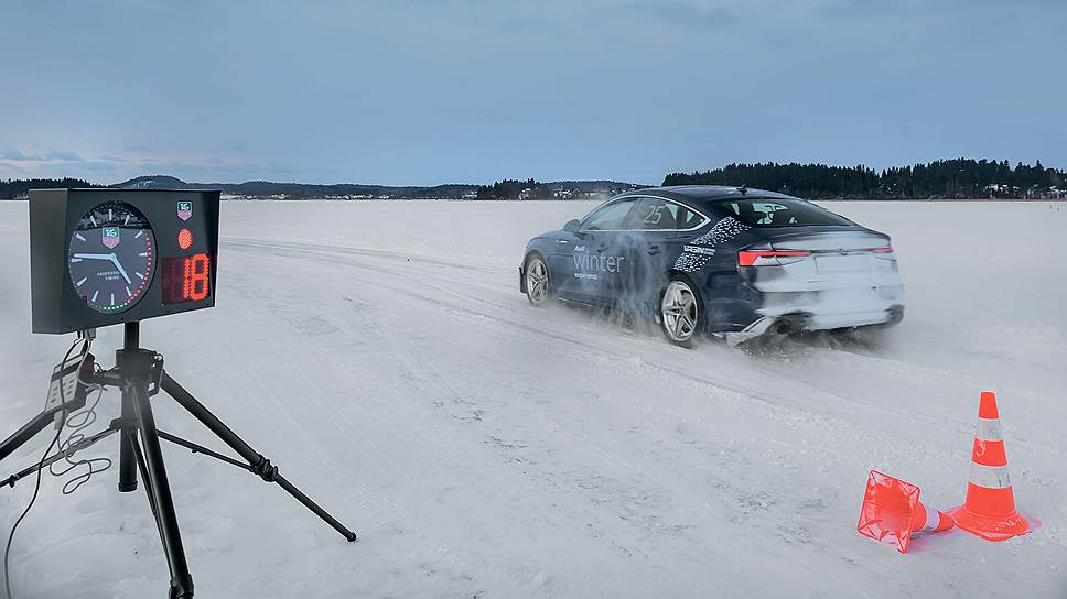 Audi традиционно развлекает гостей игрой в хоккей в валенках. Команда &quot;Дворники&quot; выступает в оранжевых светоотражающих жилетах, команда &quot;Гаишники&quot; - в желтых. Инструктора играют вместе с курсантами, валенки можно оставить на память.