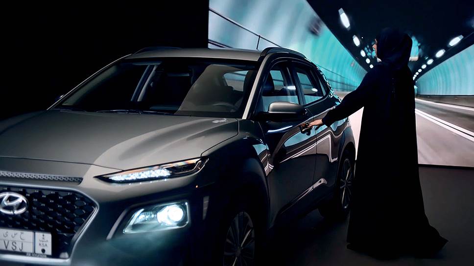 Комплименты от Hyundai. Корейская фирма запустила кампанию #WhatsNext, которая поддерживает саудиток-водительниц. Выпущен воодушевляющий фильм, открыт цифровой шоурум для покупательниц, машины для рынка дополняют боковыми козырьками от солнца и -- внимание! -- детекторами, которые не дают прищемить дверцей длинные полы национальной одежды. 